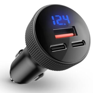 108W USB C Auto Ladegerät mit LED Spannungsanzeige und 3 USB-Anschlüssen für schnelles Laden von Smartphones und Tablets im Fahrzeug.