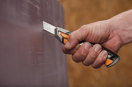 Fiskars Cuttermesser in Schwarz/Orange mit ergonomischem Griff und teilweise ausgefahrener Klinge, ideal für präzises Schneiden.