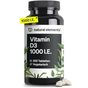 Schwarze Flasche mit Vitamin D3 1000 I.E. Tabletten, beschriftet mit Informationen zu vegetarischen Nahrungsergänzungsmitteln und umgeben von grünen Blättern, die einen natürlichen Eindruck vermitteln.